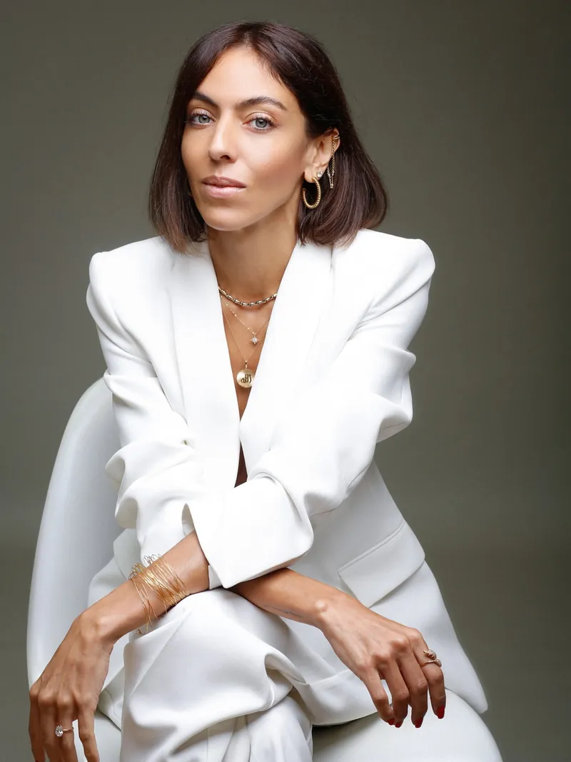 Portrait de Meryem Tazi en tailleur blanc